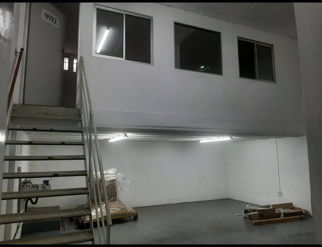 159M² MINI FACTORY TO LET IN CAVERSHAM GLEN